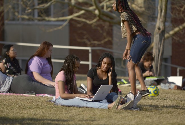 Campus Scenic Students on lawn studying 20160309 dsc2601